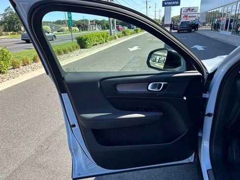 Certified 2025 Volvo XC40 B5 Plus AWD/4WD image 19