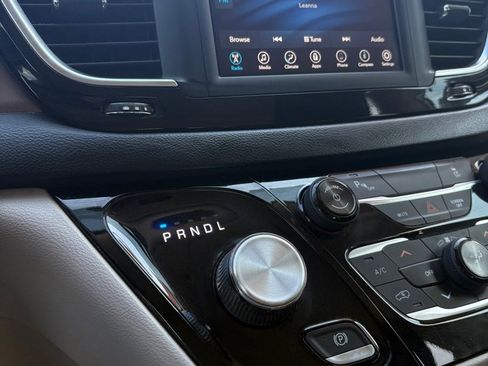 Used 2018 Chrysler Pacifica L FWD image 21