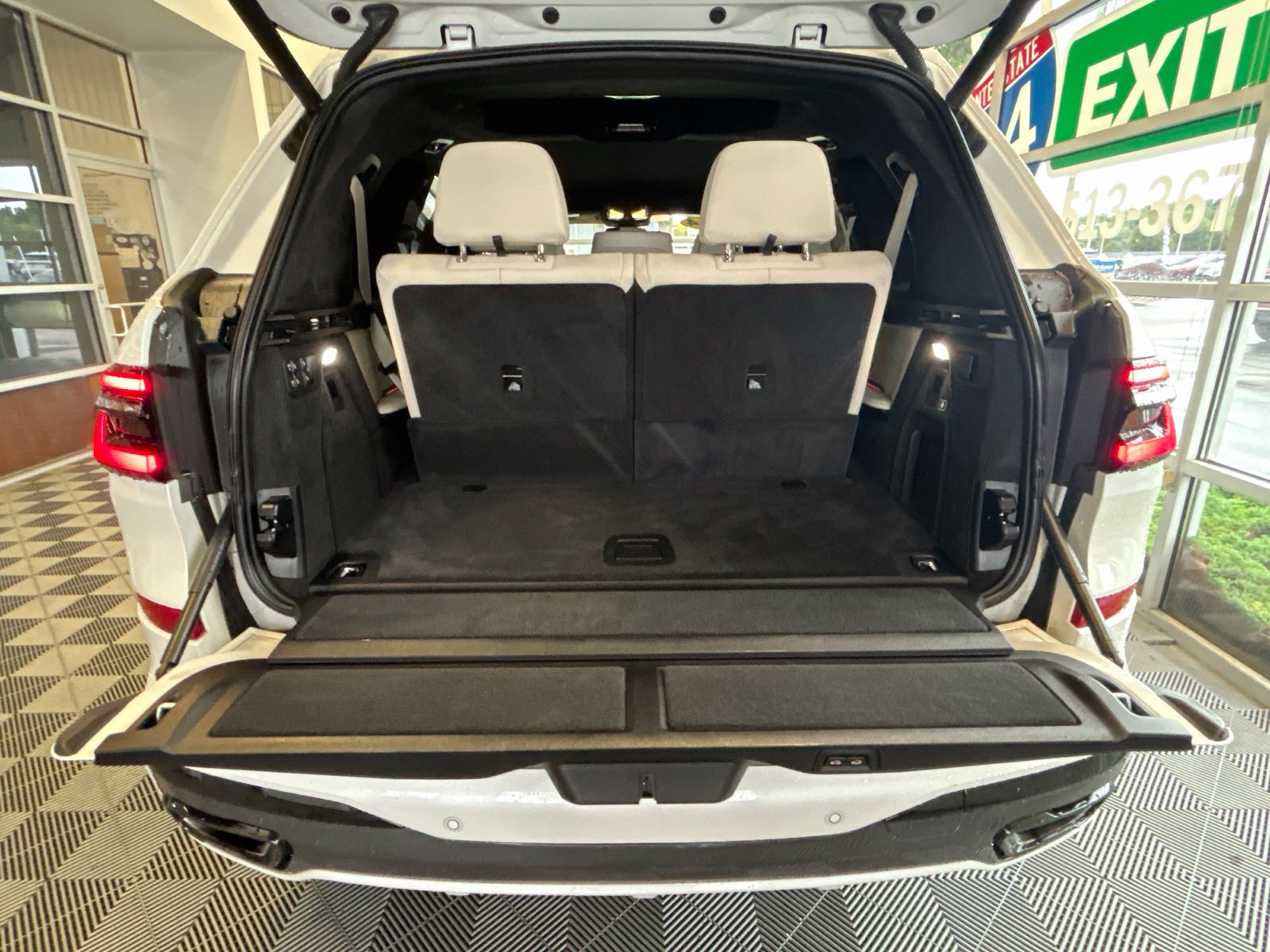 Used 2024 BMW X7 xDrive40i w/ Executive Package AWD/4WD image 12