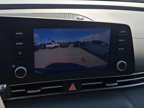 Used 2021 Hyundai Elantra SE FWD image 17