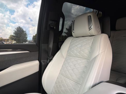 Used 2025 Cadillac Escalade ESV V AWD/4WD image 50