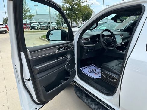 Used 2024 Jeep Wagoneer Series II w/ Flexible Seating Group RWD image 10