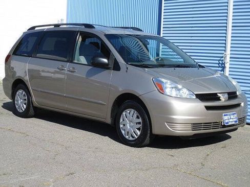Used 2005 Toyota Sienna LE w/ LE Pkg 1 FWD image 1