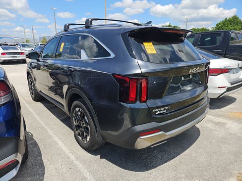 Used 2024 Kia Sorento S FWD image 4