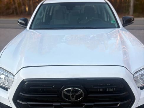 Used 2018 Toyota Tacoma SR image 11