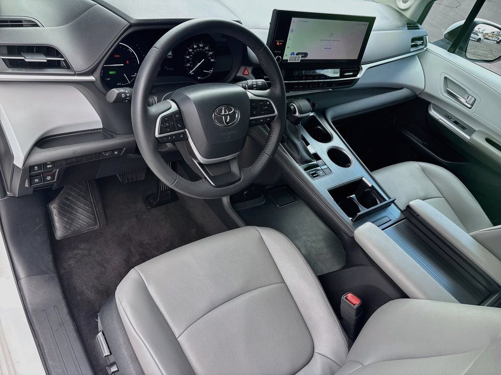 Certified 2026 Toyota Sienna XLE FWD image 9