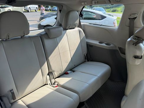 Used 2011 Toyota Sienna XLE w/ Premium Pkg FWD image 25