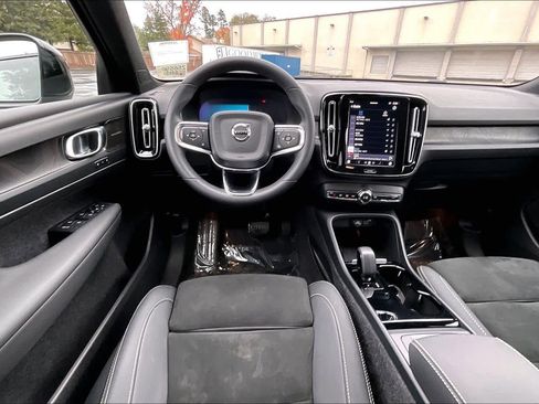 Used 2023 Volvo XC40 Recharge Ultimate image 8