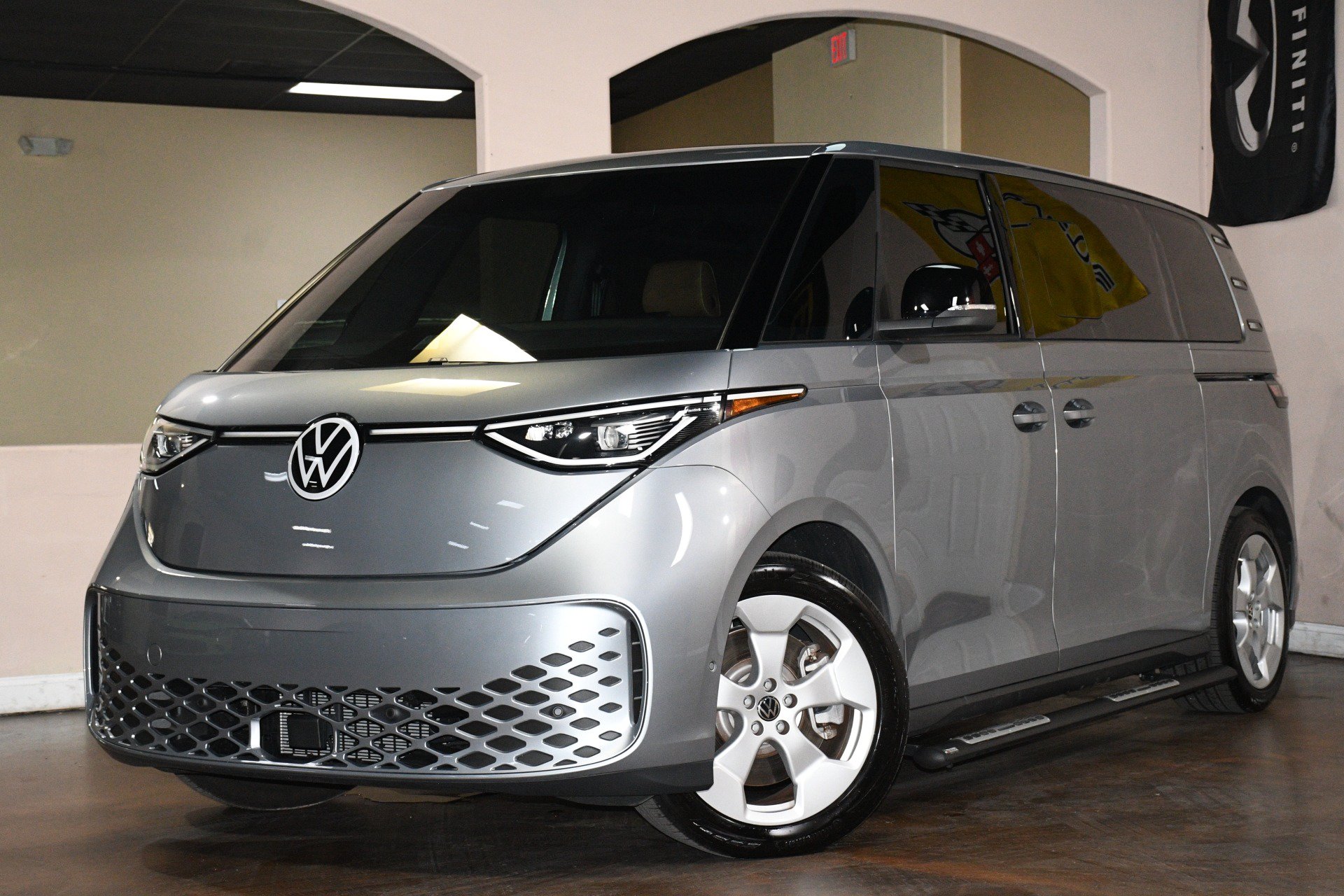 Used 2025 Volkswagen ID. Buzz Pro S RWD image 4
