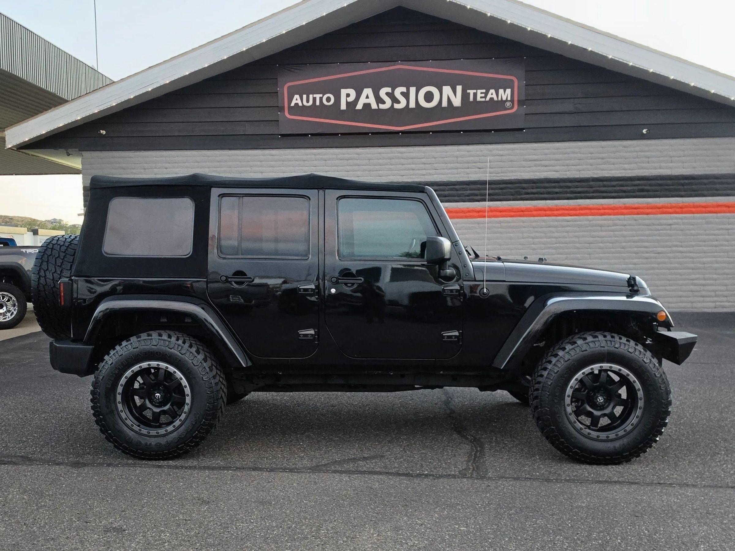 Used 2017 Jeep Wrangler Unlimited Sahara AWD/4WD image 6