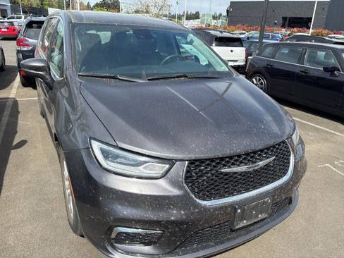 Used 2023 Chrysler Pacifica Touring-L image 7