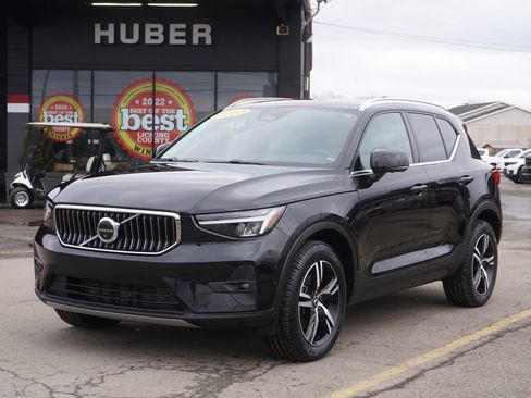 Used 2023 Volvo XC40 B5 Plus image 3