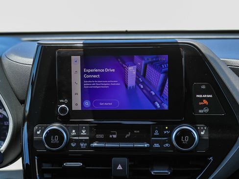 Used 2023 Toyota Highlander XLE FWD image 14