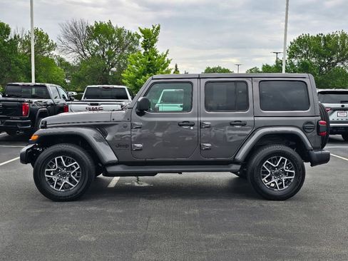Used 2026 Jeep Wrangler Unlimited Sahara AWD/4WD image 11