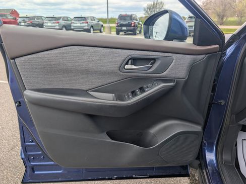 Used 2023 Nissan Rogue SV AWD/4WD image 7