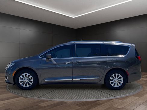 Used 2018 Chrysler Pacifica Touring-L FWD image 5