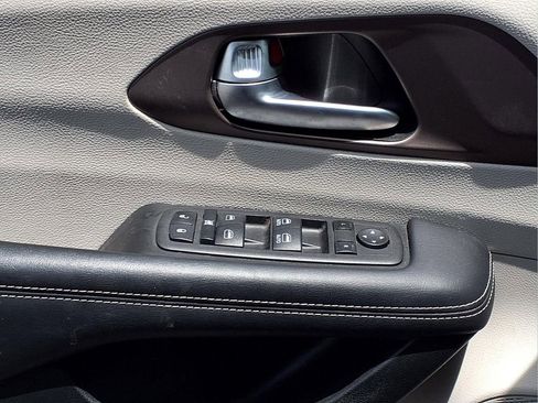 Used 2023 Chrysler Voyager LX FWD image 12