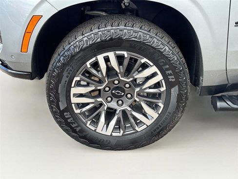 Used 2025 Chevrolet Suburban Z71 AWD/4WD image 31