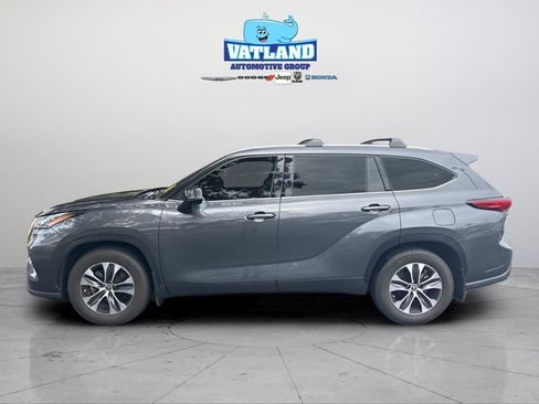 Used 2020 Toyota Highlander XLE FWD image 2