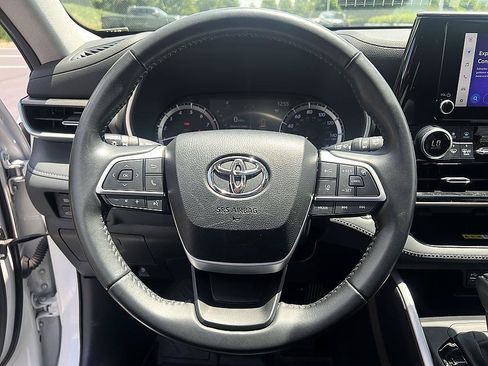 Used 2023 Toyota Highlander XLE AWD/4WD image 13