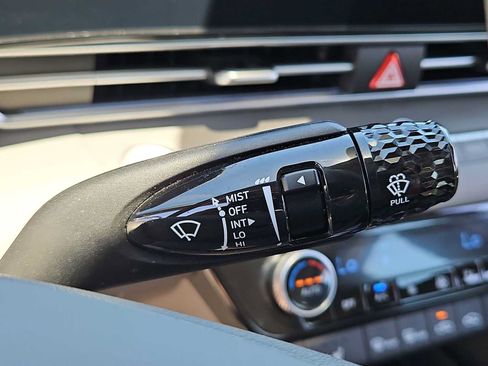 Certified 2025 Hyundai Elantra SEL FWD image 25