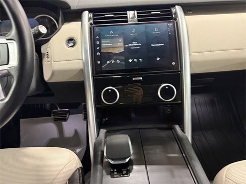 Used 2023 Land Rover Discovery Metropolitan Edition image 11