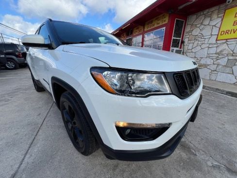 Used 2019 Jeep Compass Latitude FWD image 3