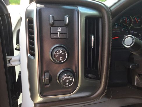 Used 2015 Chevrolet Silverado 1500 LTZ Z71 w/ LTZ Plus Package AWD/4WD image 10