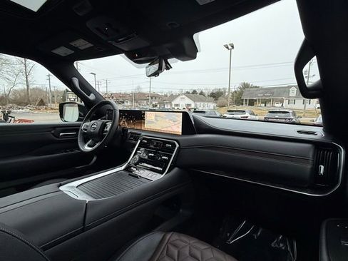 Used 2025 Nissan Armada Platinum Reserve image 30