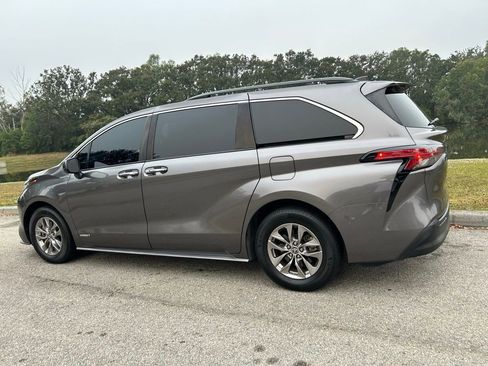 Used 2021 Toyota Sienna XLE image 3