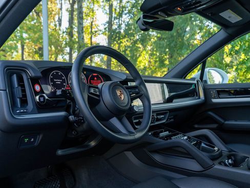 Certified 2025 Porsche Cayenne image 4