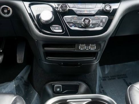 Used 2023 Chrysler Pacifica Touring-L w/ S Appearance Package image 18