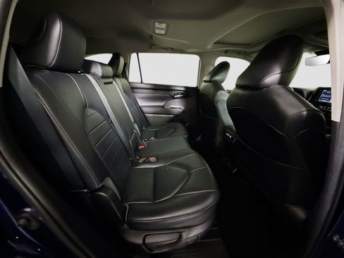Used 2020 Toyota Highlander XLE image 27