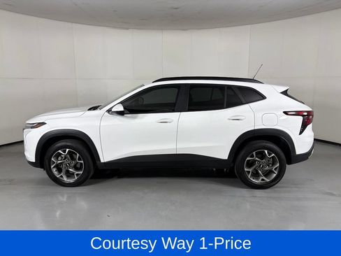 Used 2025 Chevrolet Trax LT FWD image 6