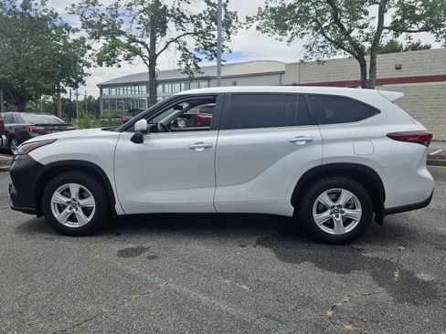Used 2023 Toyota Highlander LE FWD image 8