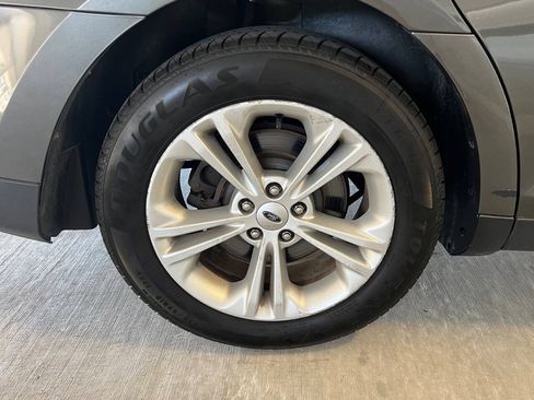 Used 2018 Ford Taurus SEL FWD image 27