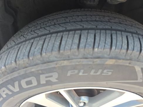 Used 2018 Toyota RAV4 XLE FWD image 3
