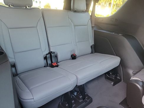 Used 2023 GMC Yukon SLT w/ SLT Luxury Package image 14