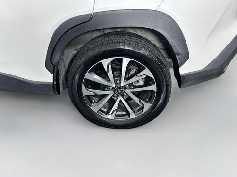 Used 2022 Toyota Corolla Cross XLE w/ Convenience Package image 11