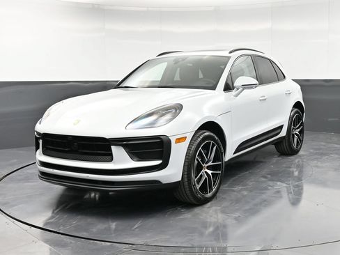 Certified 2026 Porsche Macan AWD/4WD image 1