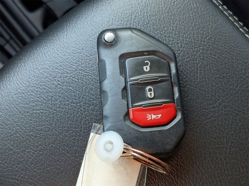 Used 2020 Jeep Wrangler Unlimited Sahara image 33