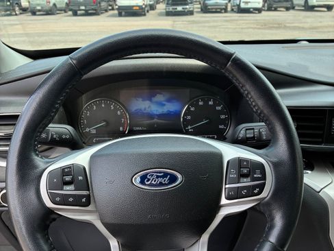Used 2023 Ford Explorer XLT w/ Equipment Group 202A AWD/4WD image 8