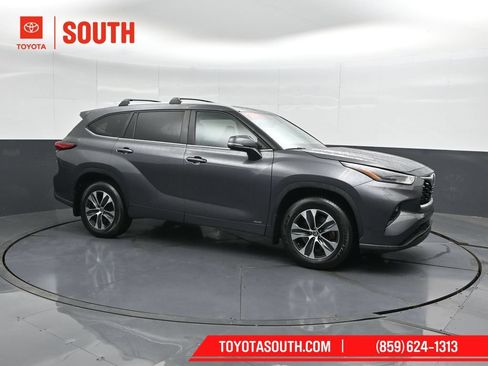 Used 2023 Toyota Highlander XLE AWD/4WD image 1
