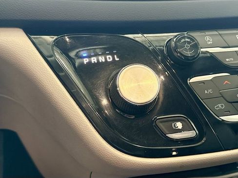 Used 2019 Chrysler Pacifica Touring-L FWD image 14
