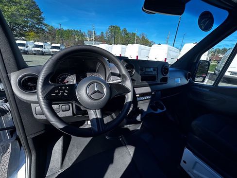 Used 2025 Mercedes-Benz Sprinter 2500 image 4