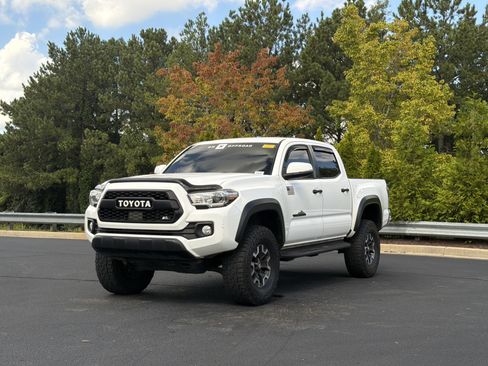 Used 2020 Toyota Tacoma TRD Off-Road AWD/4WD image 10