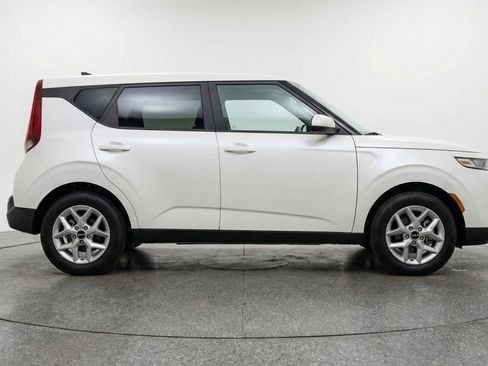 Used 2025 Kia Soul LX w/ LX Technology Package FWD image 11