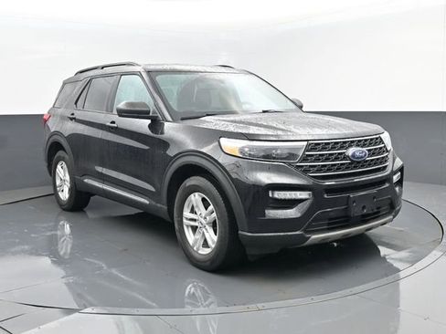 Used 2023 Ford Explorer XLT w/ Equipment Group 202A image 3