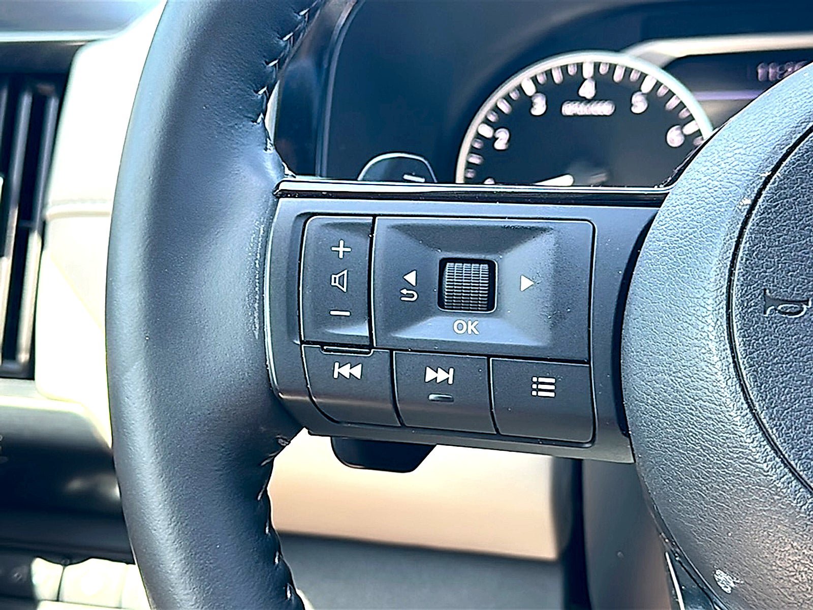 Used 2025 Nissan Pathfinder SL FWD image 31