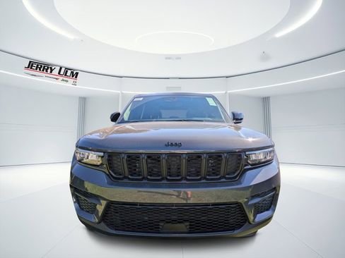 New 2025 Jeep Grand Cherokee Altitude image 7
